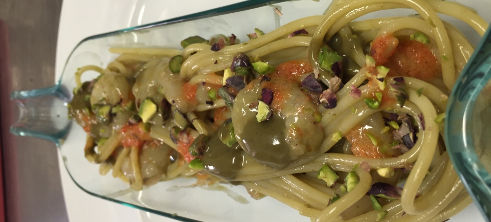 Spaghetti freddi, gamberi rosa crudi, pistacchio Sicilia