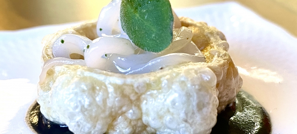 AMUSE- BOUCHE: CALAMARATA FRITTA E CALAMARO COTTO E CRUDO CON IL SUO NERO