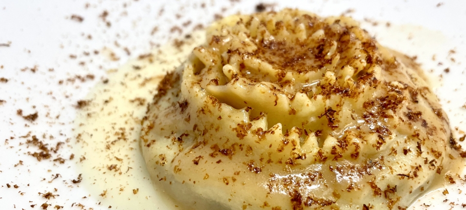 GIRANDOLA DI VENTRIGLI, FORMAGGIO D' ALPEGGIO, CREMA DI SCALOGNI , "BOTTARGA" DI FIGO MORO DI CANEVA.